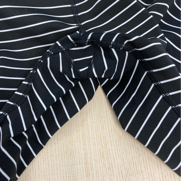 GAPFit sz Medium Striped Cropped Blackout Legging - Picture 3 of 5